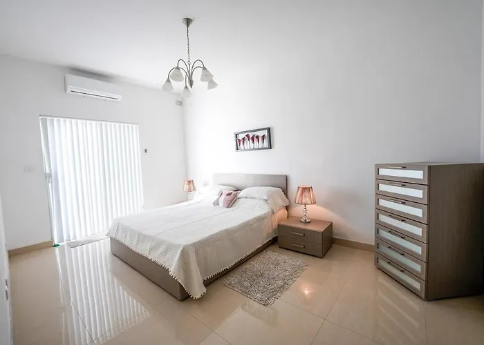 Seaview Flat In Mellieha's Heart 아파트